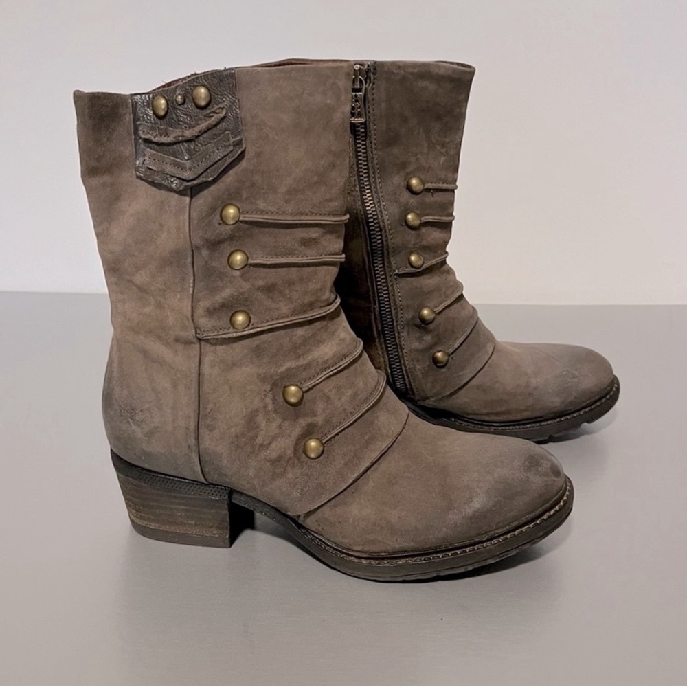 FREE PEOPLE AS 98 distressed biker boots. Women’s size 8